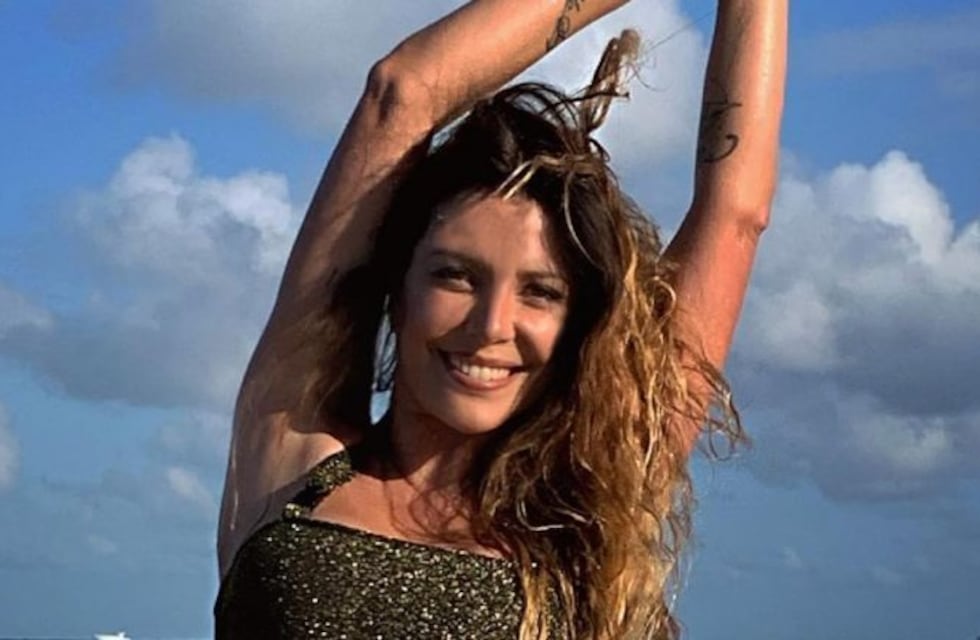 ¡Sin corpiño y con botas altas! Mónica Ayos sorprendió con el look más sensual