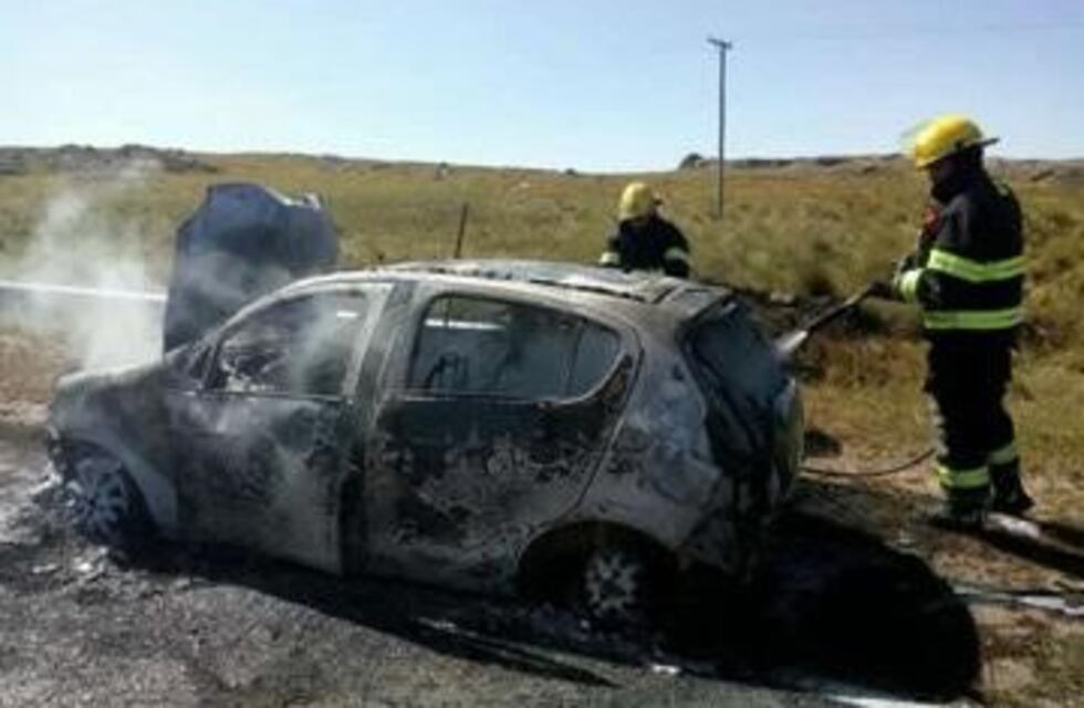 Se prendió fuego un auto en cercanías a El Condor
