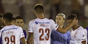 Israel Damonte con sus jugadores\u002E (AFP)