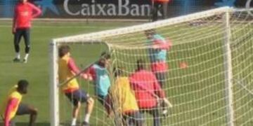 Doble cau00f1o y golazo de Messi en la pru00e1ctica del Barcelona.