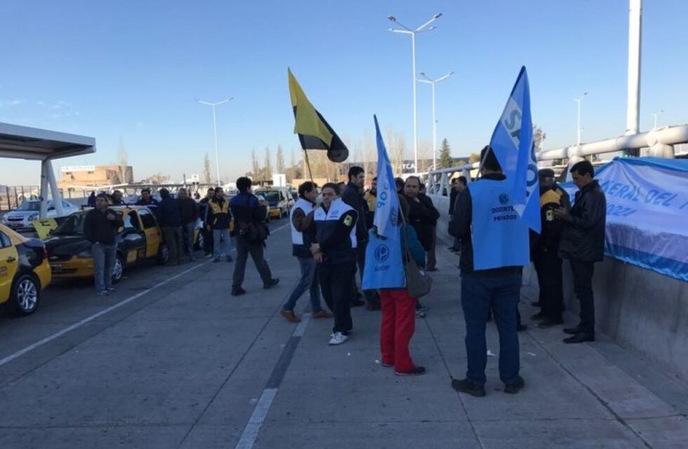 En medio de una protesta, los taxistas aseguran que no van a "pagar para trabajar"