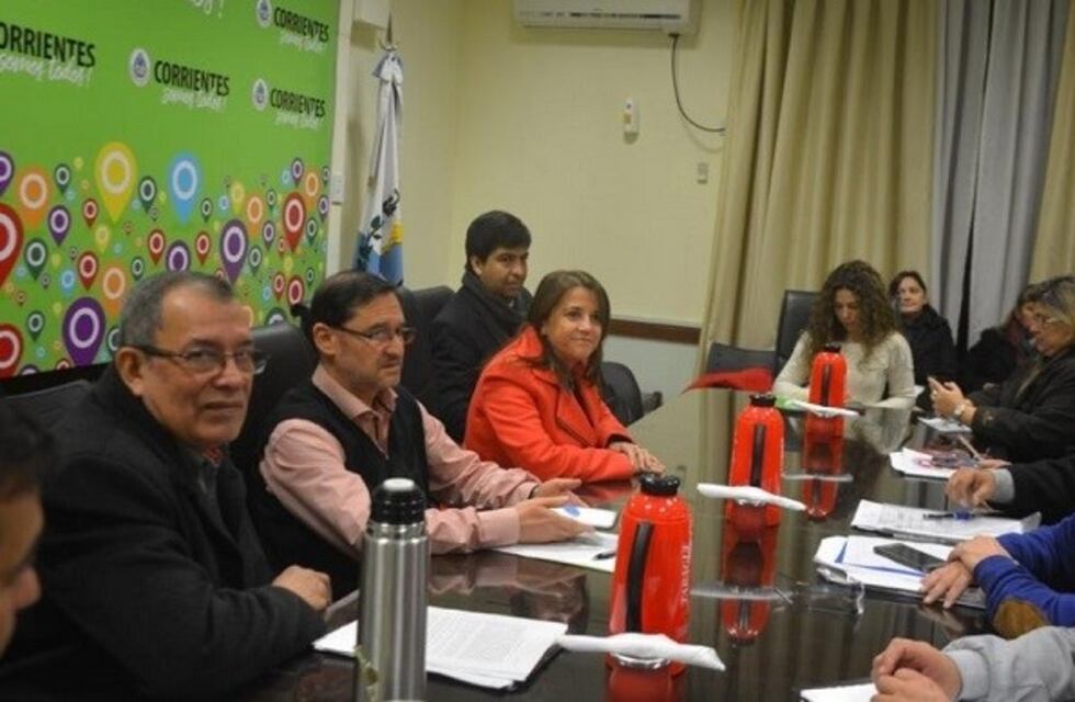 Reunión entre la ministra de Educación y gremios docentes por la estabilidad laboral de los maestros