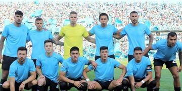 Belgrano posando con la camiseta homenaje a los 50 años del primer Nacional