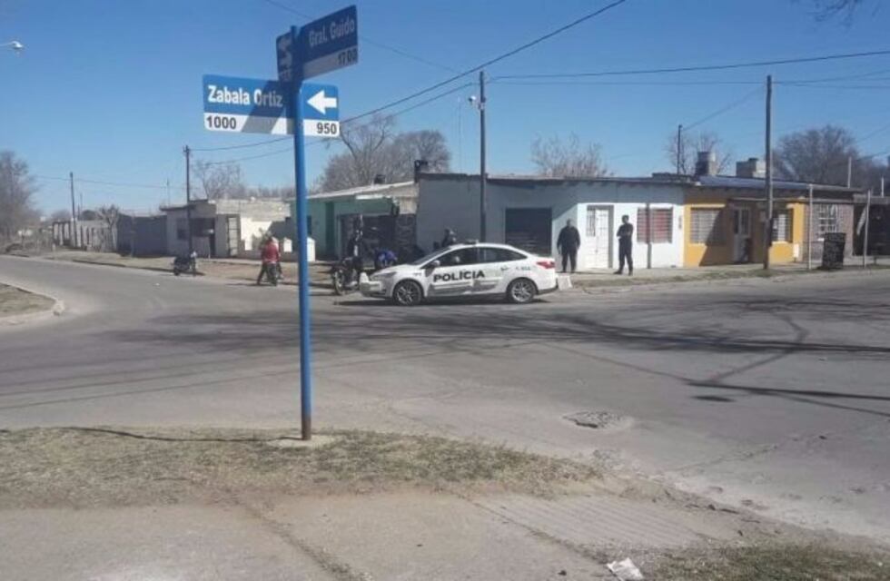 Un menor al volante atropelló a una moto en la que iba una familia y huyó