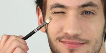 Una marca japonesa enseña a los hombres cómo deben maquillarse