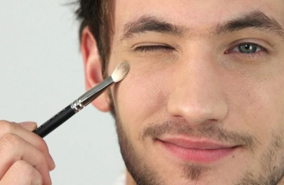 Una marca japonesa enseña a los hombres cómo deben maquillarse