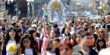 MILES DE FIELES PARTICIPAN DE LA PEREGRINACION A LUJAN peregrinos caminando caminan Bajo el lema Madre danos tu mirada para vivir como hermanos\r\nBuenos Aires 1 de octubre 2016 Peregrinacion a Lujan\r\nDYN613, BUENOS AIRES 01/10/16, MILES DE FIELES PARTICIPAN DE LA 42 PEREGRINACION JUVENIL A LUJAN 2016, INICIANDO EL RECORRIDO DESDE EL SANTUARIO DE SAN CAYETANO EN EL BARRIO PORTEÑO DE LINIERS \r\nFOTO:DYN/PABLO AHARONIAN\u002E buenos aires 42° Peregrinacion juvenil A Pie A Lujan miles de peregrinos fieles caminando caminan hacia la basilica religion catolica procesion peregrinacion anual