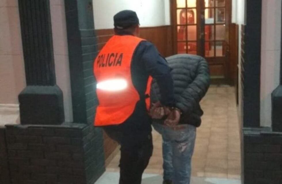Ingresó a la casa de su expareja y la amenazó con un cuchillo