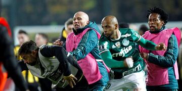 MON015. MONTEVIDEO (URUGUAY), 26/04/2017.- Felipe Melo (2d) de Palmeiras pelea con Matu00edas Mier (i) de Peu00f1arol hoy, miu00e9rcoles 26 de abril de 2016, en un partido de la Copa Libertadores entre Peu00f1arol de Uruguay y Palmeiras de Brasil en Montevideo (Uruguay). EFE/Rau00fal Martu00ednez