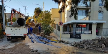 Cambian un caño en Costanera y Coronel Olmedo\u002E