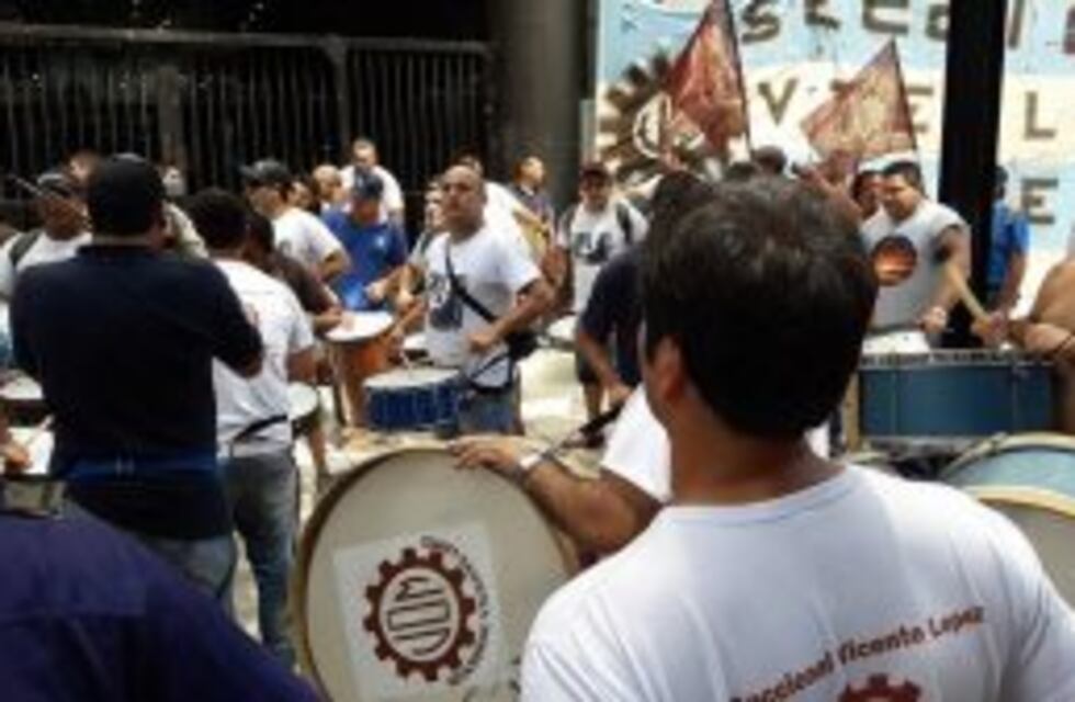 Caló encabezó una protesta frente al Ministerio de Trabajo y denunció que peligran 700 empleos