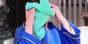 Los delincuentes atacaron a la mujer a culatazos para que entradera el dinero (Captura de TV)