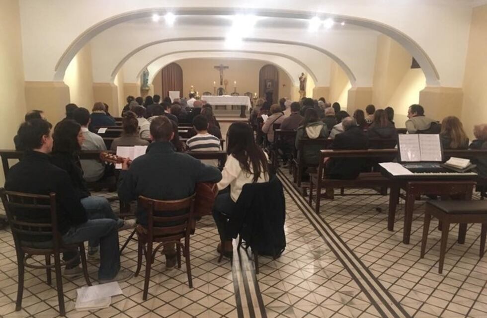 Tres ladrones entraron a robar a una iglesia durante un retiro espiritual