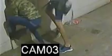 Los delincuentes fuerzan la puerta de entrada para poder ingresar en la vivienda\u002E