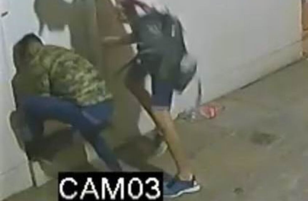 Dos delincuentes forzaron una vivienda y se llevaron dinero, un arma de fuego y electrónica