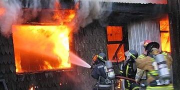 El siniestro se iniciu00f3 pasadas las 11 luego de un cortocircuito que se produjo en una casa del barrio Sismo V
