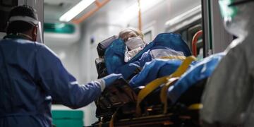 AME8294\u002E BUENOS AIRES (ARGENTINA), 07/05/2020\u002E- Personal medico realiza el traslado de abuelos de un geriátrico que dieron positivo en la prueba de la COVID-19, este jueves en Buenos Aires (Argentina)\u002E Autoridades de salud confirmaron 25 casos en un geriátrico de la ciudad de Buenos Aires\u002E EFE/Juan Ignacio Roncoroni