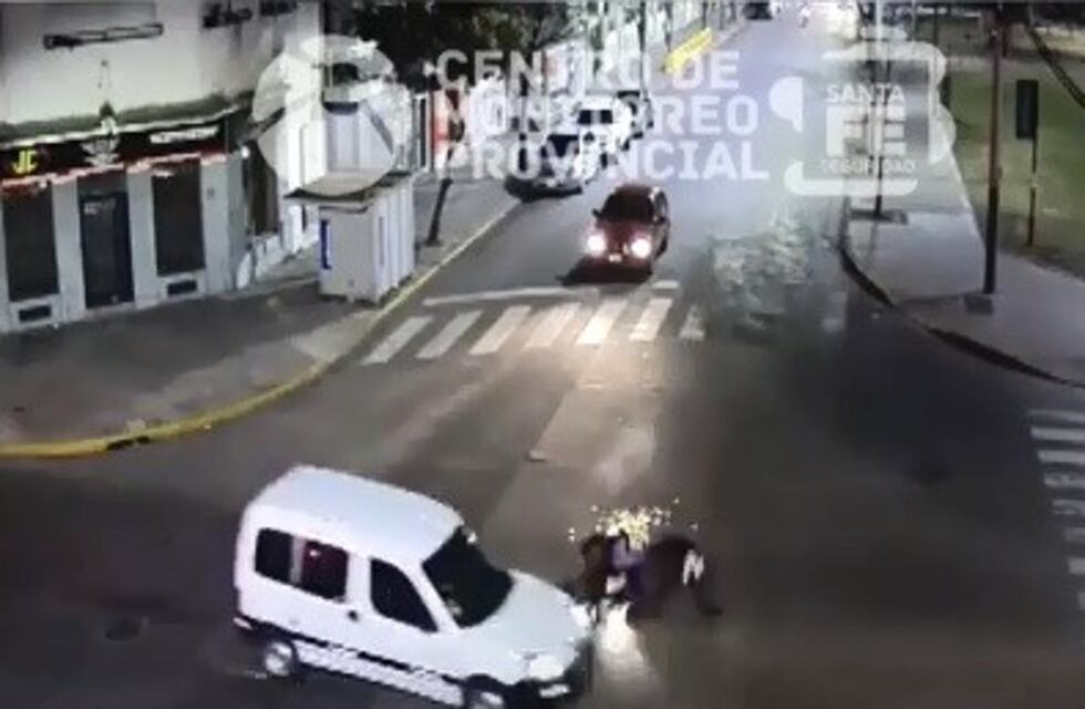Video muestra cómo un motociclista se salvó de milagro luego de ser arrollado por un auto