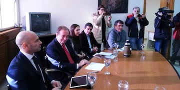 El gobierno anunció el pago escalonado, suspensión de cláusula gatillo y retroactivos en cuotas\u002E Los sindicatos anunciaron paro de 72 horas\u002E