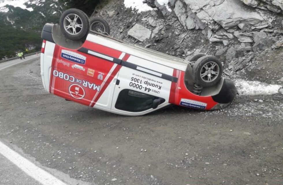 Volcó la camioneta de su trabajo por una mala maniobra