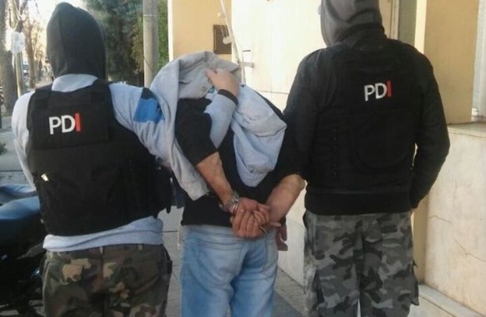 Armas, municiones, droga y dinero en un allanamiento a un narco denunciado por un concejal