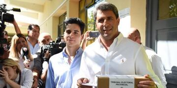 Marcelo Orrego, precandidato a gobernador del Frente Con Vos, se presentó a votar en la escuela Pellegrini de Santa Lucía en donde actualmente es intendente\u002E