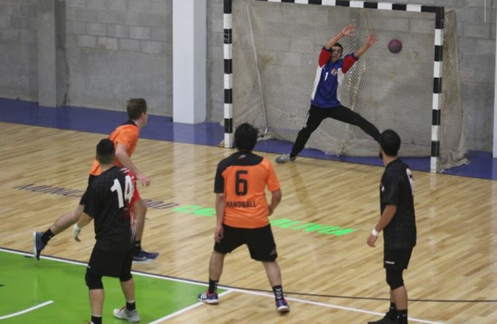 Se juega el torneo Regional Sur de Handball en el Gimnasio Pancho Cerda