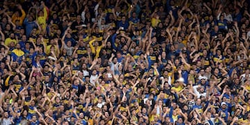 partido superclasico\r\nhinchas simpatizantes hinchada enla tribuna BAS09\u002E BUENOS AIRES (ARGENTINA), 24/04/2016\u002E- Aficionados de Boca Juniors apoyan a su equipo hoy, domingo 24 de abril de 2016, durante un partido clásico entre Boca Juniors y River Plate, en La Bombonera de Buenos Aires (Argentina)\u002E EFE/Juan Ignacio Roncoroni cancha de boca juniors  campeonato torneo primera division 2016 futbol futbolistas partido boca juniors river plate