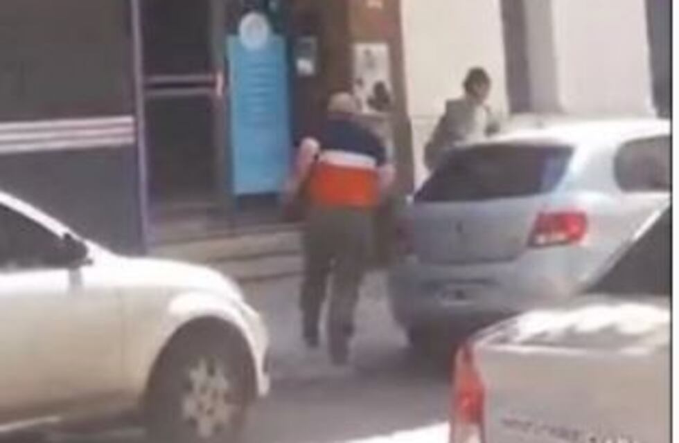 Corrió con un machete a un trapito que le rayó el auto