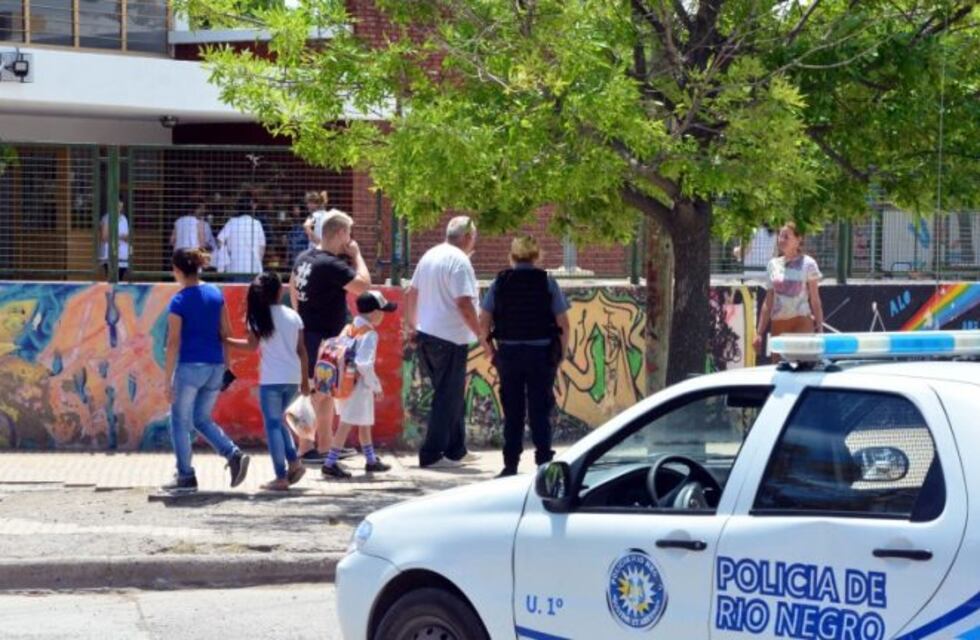 Explotó un termotanque en un colegio de Viedma: hay tres heridos