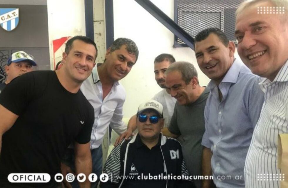 Los dirigentes de Atlético Tucumán le regalaron una camiseta a Maradona