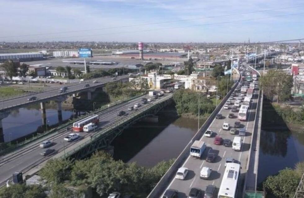Delincuentes con uniformes de policías secuestraron a un hombre en Ingeniero Budge