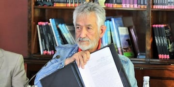 El gobernador Alberto Rodríguez Saá mostrando el decreto\u002E