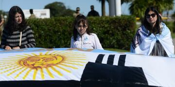 Relatives of the 44 crew members of the missing at sea ARA San Juan submarine attend a demonstration outside the Argentine Naval Base where the submarine sailed from, in Mar del Plata, Argentina November 18, 2018\u002E REUTERS/Marina Devo mar del plata  hallazgo aparicion submarino ara san juan hallazgo submarino ara san juan fondo del mar familiares tripulacion del submarino ara san juan