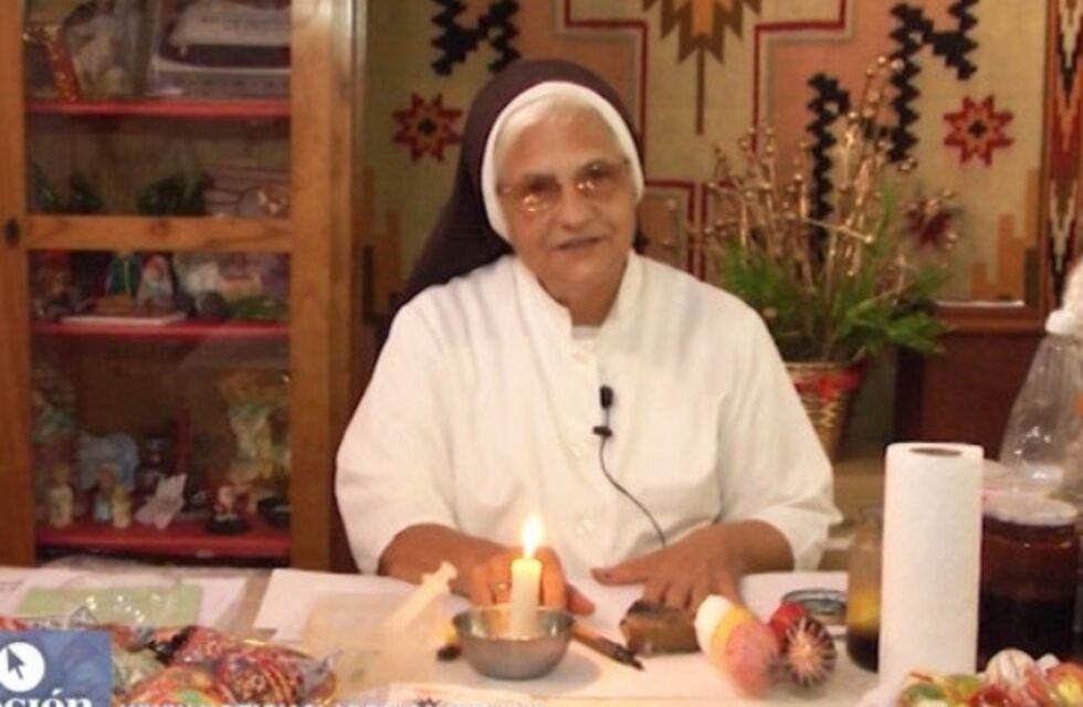 La técnica del Pesanké es enseñada en un tutorial por la hermana Miguela