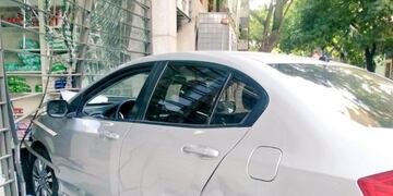 Rápido y Furioso: un auto terminó adentro de una farmacia céntrica (@delftoledo)