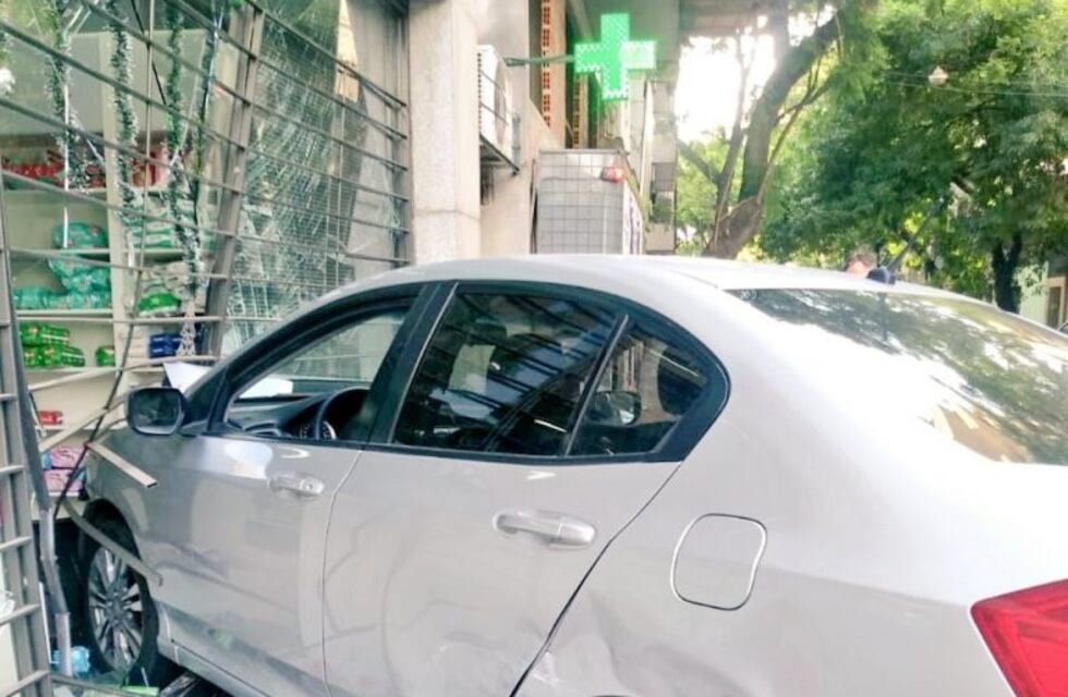 Rápidos y Furiosos: un auto terminó adentro de una farmacia céntrica