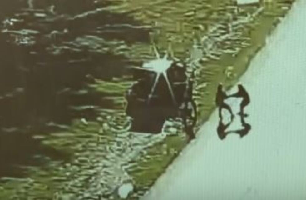 Paró en la General Paz para revisar el auto y fue víctima de un robo piraña