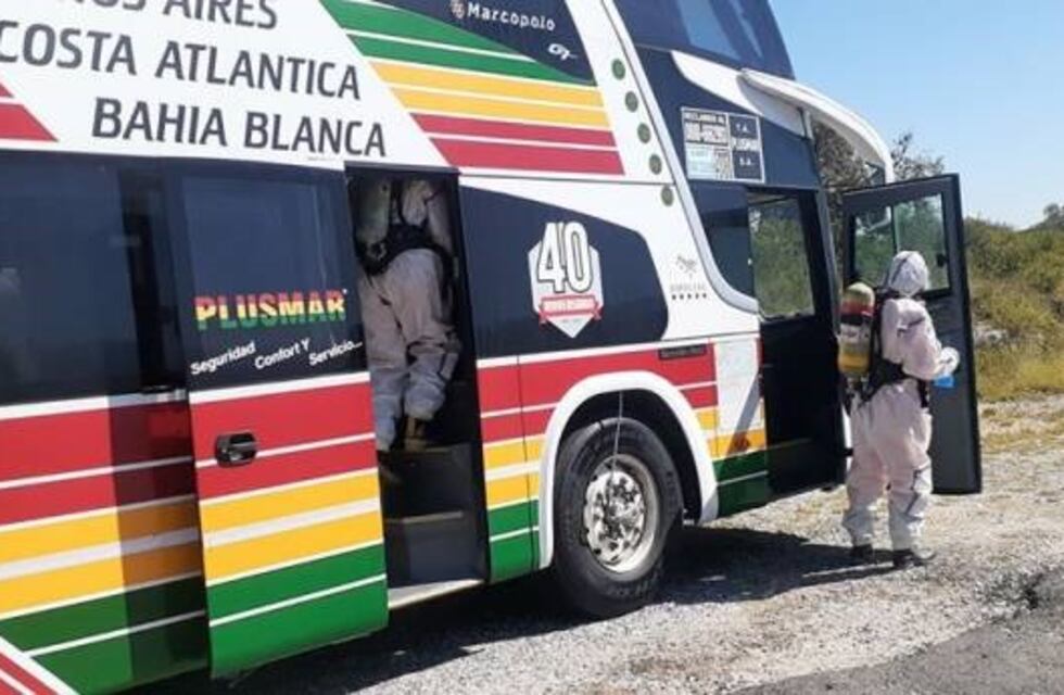 Desinfección de un micro que trasladó turistas varados en Mina Clavero