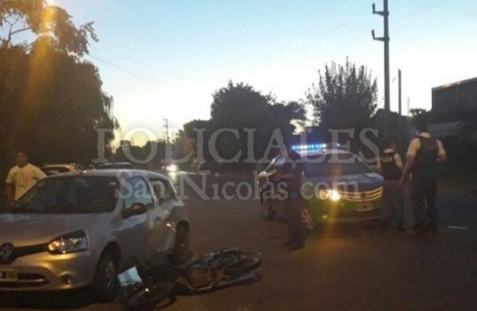 Tres personas heridas tras un violento choque entre un auto y una moto