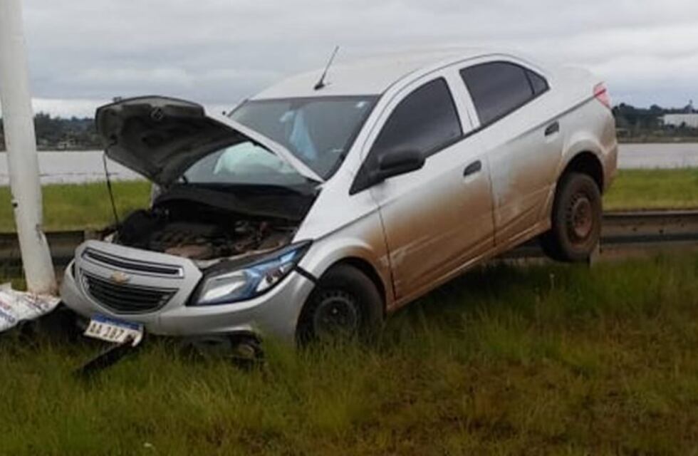 Un auto quedó colgado del guardarrail en Acceso Sur