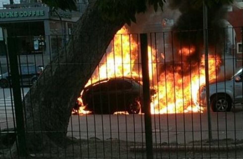 Se incendió un auto frente al Parque Rivadavia