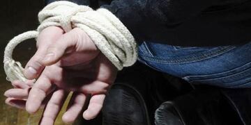 Le pidieron un vaso de agua y le robaron