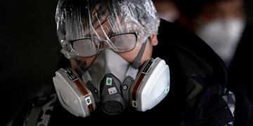 Un pasajero se proteje del coronavirus en la estación de trenes de Shangai\u002E