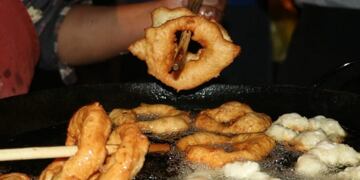 El aceite estará en su punto justo cuando una bolita de masa arrojada a la sartén, salga rápidamente a la superficie\u002E