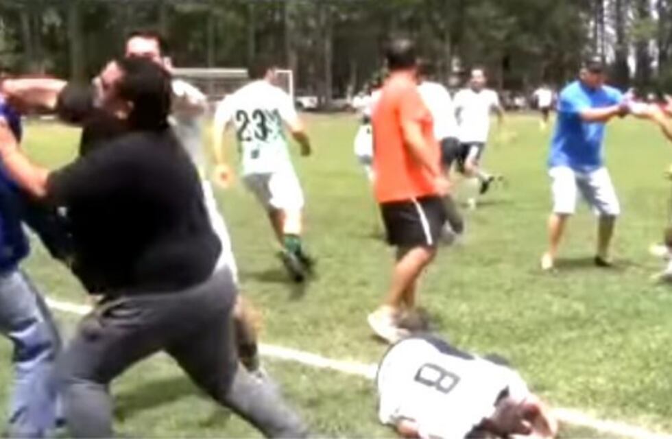 Piñas, patada voladora y violentos incidentes en un partido de la Liga Profesional