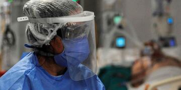 Radiology personnel work with a COVID-19 patient at an intensive care unit of the Central Hospital in Mendoza, Argentina, on November 6, 2020, amid the new coronavirus pandemic\u002E - In the Central Hospital of the Argentinean city of Mendoza there is some relief for the recent decline in cases of covid-19, but those responsible are not confident and try to prepare for a possible second wave, as is currently happening in Europe\u002E (Photo by Andres Larrovere / AFP)