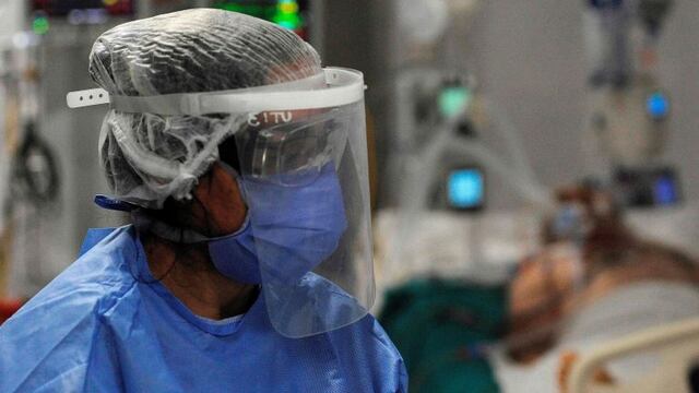 Radiology personnel work with a COVID-19 patient at an intensive care unit of the Central Hospital in Mendoza, Argentina, on November 6, 2020, amid the new coronavirus pandemic\u002E - In the Central Hospital of the Argentinean city of Mendoza there is some relief for the recent decline in cases of covid-19, but those responsible are not confident and try to prepare for a possible second wave, as is currently happening in Europe\u002E (Photo by Andres Larrovere / AFP)