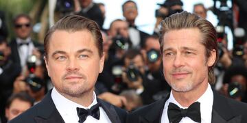 TOPSHOT - US actor Leonardo DiCaprio (L) and US actor Brad Pitt pose as they arrive for the screening of the film \