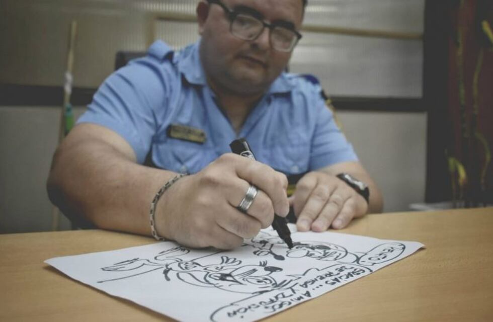La historia de Jorge, el policía que es caricaturista gráfico, DT y árbitro de fútbol